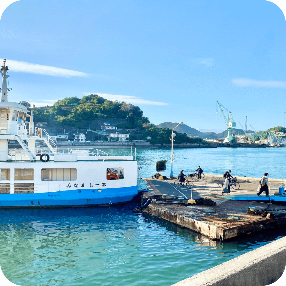 写真:港についている船が写っています。船には第一しまなみと書かれています。