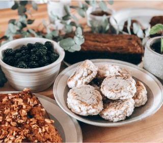 写真:お皿の上にクッキーやケーキのお菓子が乗っています