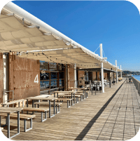 写真:海辺にある4と書かれた建物