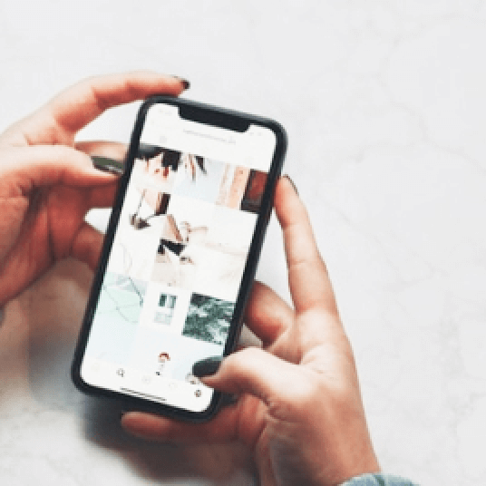 写真：スマホで検索をする手元