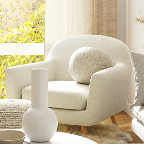 写真：白い丸みのあるソファーです