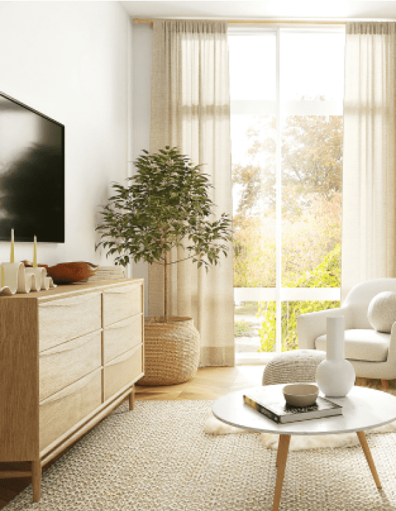 写真：白とベージュを基準とした家具が配置されている部屋の窓側が映っています